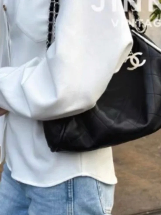 New Chanel Makeup Shoulder Bag - Picture 9 of 10